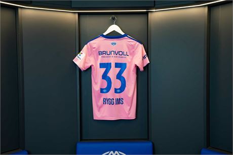 Molde FK rosa drakter 2025