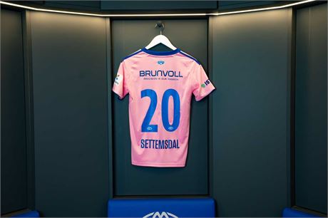 Molde FK rosa drakter 2025