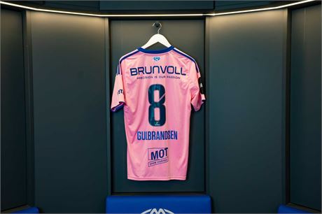 Molde FK rosa drakter 2025